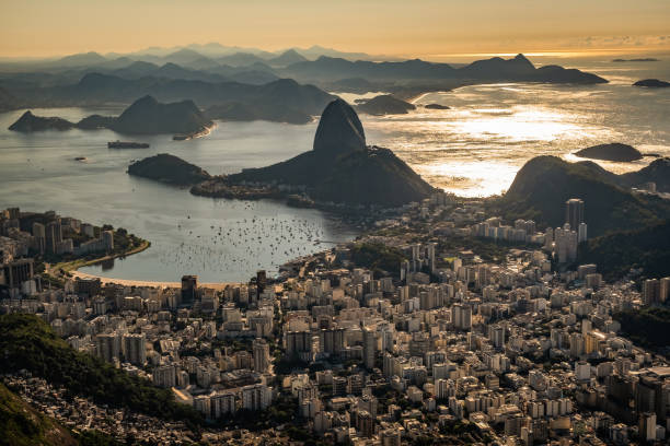 rio de janeiro von christo redeemer - brazil rio de janeiro city sugarloaf mountain stock-fotos und bilder