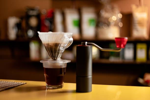 フィルターを使用して別の方法でコーヒーを作る - コーヒー　淹れる ストックフォトと画像