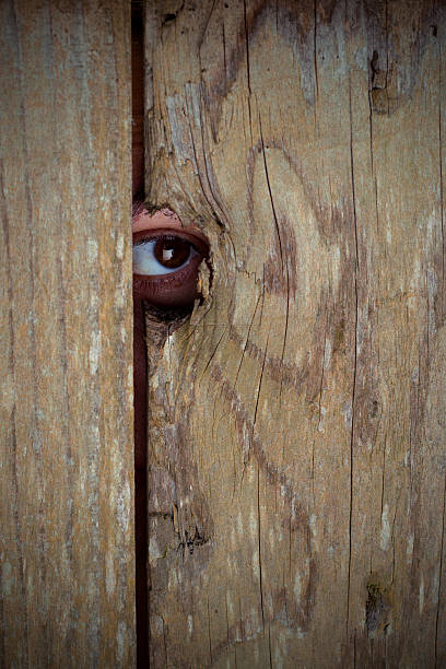 Cuando mi vecina sale de casa la observo por la mirilla