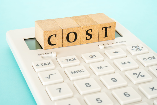 Concepto de cálculo de costos (calculadora y la palabra 