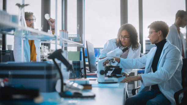 Modern Medicine Research Laboratory: Diverse Team of Multi-Ethnic Young Scientists Analysing Test Samples. Advanced Lab with High-Tech Equipment, Researchers Design, Develop Drugs. laboratorio de investigación de medicina moderna: equipo diverso de jóvenes científicos multiétnicos que analizan muestras de prueba. laboratorio avanzado con equipos de alta tecnología, los investigadores diseñan, desarrollan medicamentos.