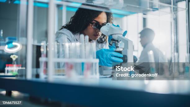 의학 실험실 현미경으로 보이는 아름다운 흑인 과학자의 초상화는 시험 견본의 분석않습니다 야심찬 젊은 생명 공학 전문가 첨단 장비와 협력 실험실에 대한 스톡 사진 및 기타 이미지
