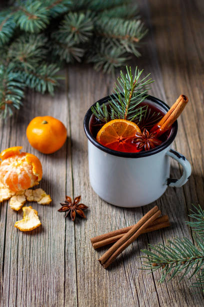 boisson chaude traditionnelle au vin chaud savoureux avec des épices de mandarine et un arbre de noël dans une tasse blanche - advent calendar advent christmas tree christmas photos et images de collection