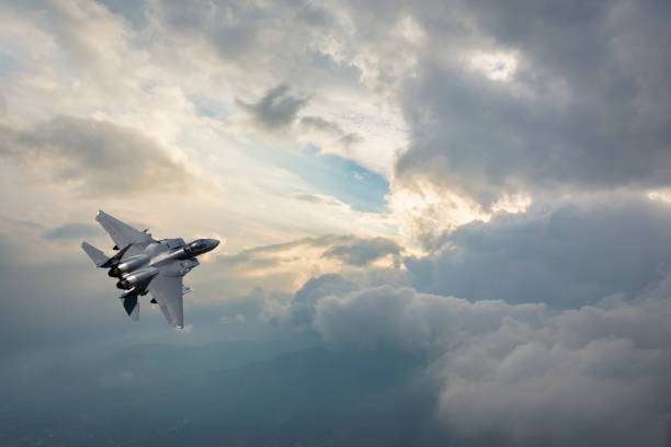 avion de chasse f-15 survolant les nuages - f15 photos et images de collection