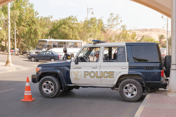 puesto de control policial en la carretera de la ciudad en la parte turística de hurghada - guard post fotografías e imágenes de stock