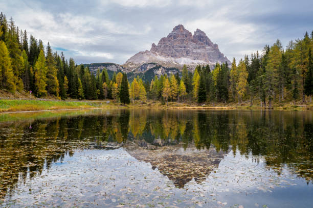 tre cime di lavaredo picos e lago antorno com reflexo do céu em água calma. montanhas dolomitas alp, província de belluno, alpes dolomiti, itália - belluno veneto european alps lake - fotografias e filmes do acervo