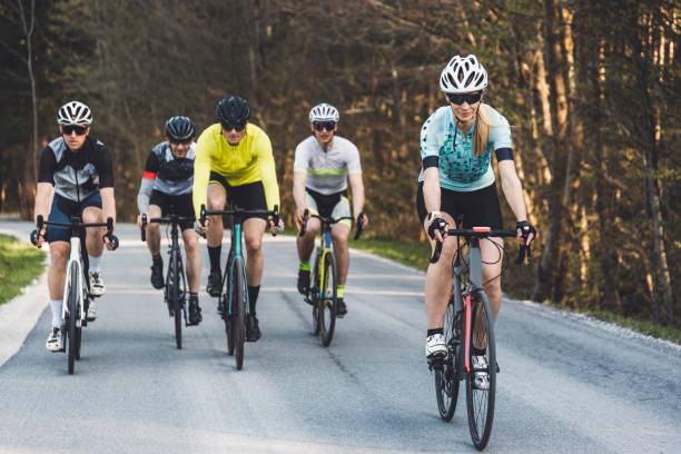 группа велосипедистов на дороге - road cycling стоковые фото и изображения