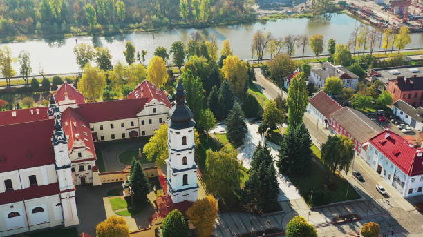 пинск, брестская область, беларусь. пейзаж пинского городского пейзажа осенним утром. вид с высоты птичьего полета на собор имени пресвятой - greyfriars church стоковые фото и изображения