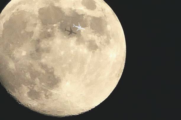 avión de pasajeros se encuentra con la luna - near miss” fotografías e imágenes de stock