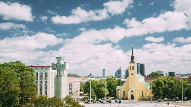 tallin, estonia. iglesia de san juan jaani kirik en el soleado día de verano. gran iglesia parroquial luterana en tallin dedicada a san juan evangelista, discípulo de jesucristo - john the disciple fotografías e imágenes de stock