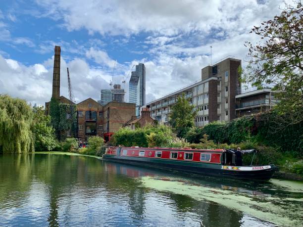 regent's canal in islington, london - narrow boat stock-fotos und bilder