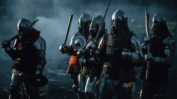 эпическая армия вторжения средневековых солдат, маршиющих по лесу. бронированные воины с мечами на миссии «убить и уничтожить». война, битв - byzantine стоковые фото и изображения