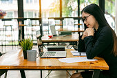 selbstbewusste-asiatische-frau-die-am-laptop-arbeitet-und-papiere-dokumente-zu-hause-liest.jpg?b=1&s=170x170&k=20&c=hS2iWpTN4yrF1CAmOsf5Dtv0QmdJVq9qMZSy_UN0nrw=