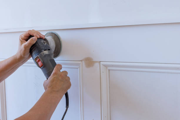 istock Professional worker polishing sanding the molding trim 1346714849