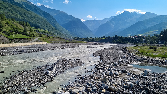Adishi - Un torrente apresurado que baja a través de un banco pedregoso en el Cáucaso, Georgia. Hay cadenas montañosas altas alrededor photo