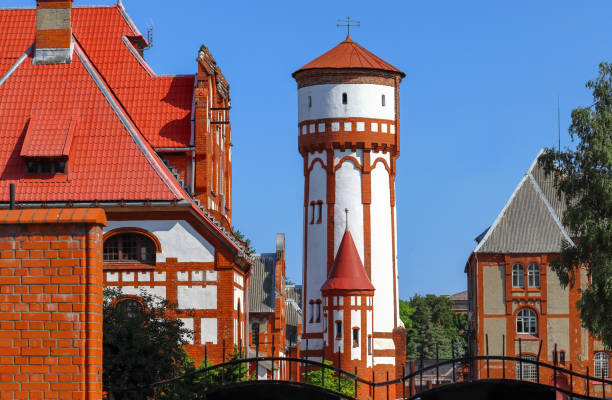 водонапорная башня пехотных казарм в городе балтийске - калининград стоковые фото и изображения