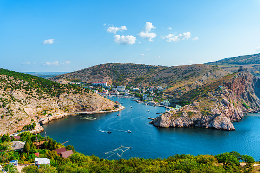Un pintoresco panorama de la vista del Pasamontañas con yates y una colorida bahía en verano. Vista de postal de la turística Crimea. photo