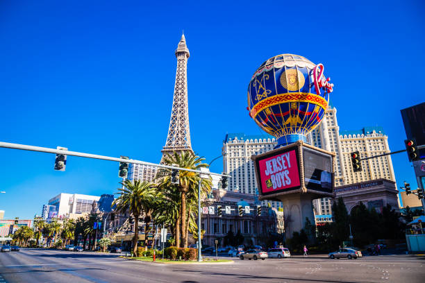 torre eiffel dell'hotel e casinò di parigi las vegas - las vegas metropolitan area the las vegas strip casino sign foto e immagini stock