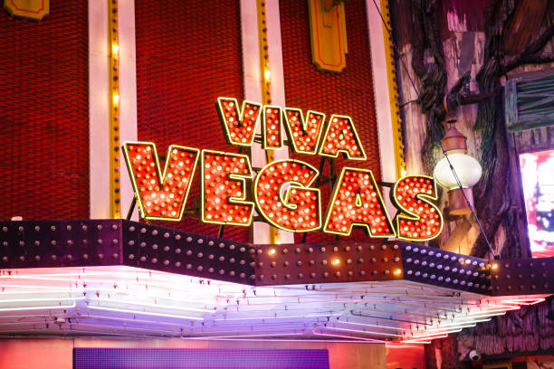 "viva vegas" neon sign in the fremont street experience at night - downtown las vegas fremont street experience nevada las vegas metropolitan area imagens e fotografias de stock