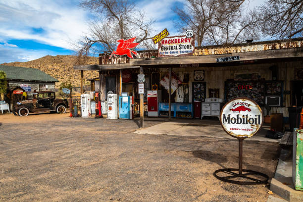 zabytkowa stacja benzynowa w hackberry general store - route 66 thoroughfare sign number 66 zdjęcia i obrazy z banku zdjęć