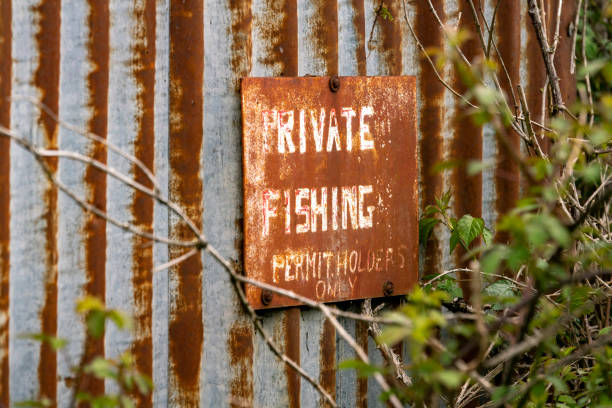 prywatny znak wędkarski - sign rust old fashioned corrugated iron zdjęcia i obrazy z banku zdjęć