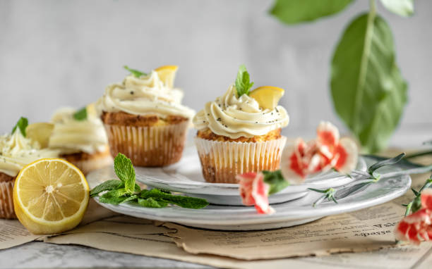 cupcake al limone e papavero - healthy eating close up lemon nut foto e immagini stock