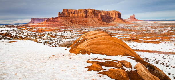 montañas que rodean monument valley en invierno - winter scape fotografías e imágenes de stock