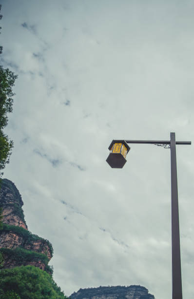 lampa uliczna w górach pod dramatycznym niebem - weather time travel locations nature zdjęcia i obrazy z banku zdjęć