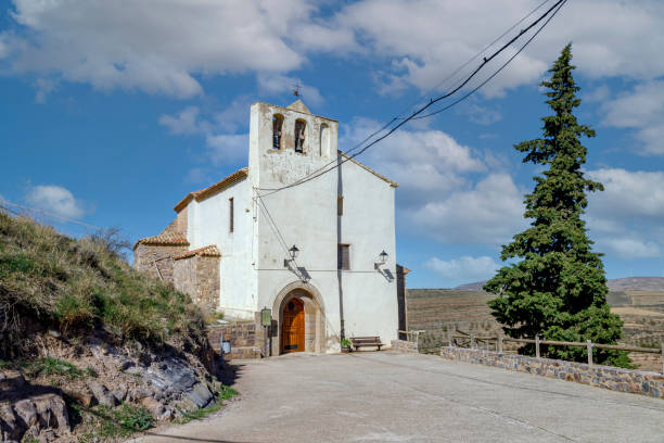 kirche der jungfrau der höhle in trasmoz, provinz saragossa, spanien. im hintergrund das schloss - ermita stock-fotos und bilder