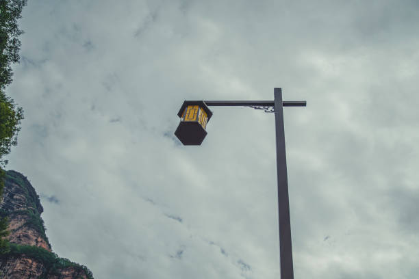 lampa uliczna w górach pod dramatycznym niebem - weather time travel locations nature zdjęcia i obrazy z banku zdjęć