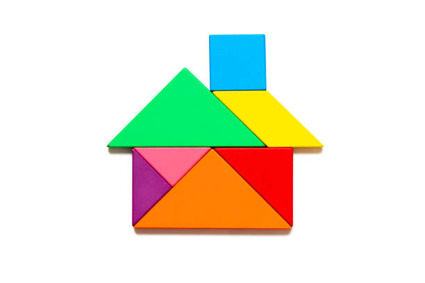 rompecabezas de tangrama de color en forma de hogar sobre fondo blanco - tangram casa fotografías e imágenes de stock