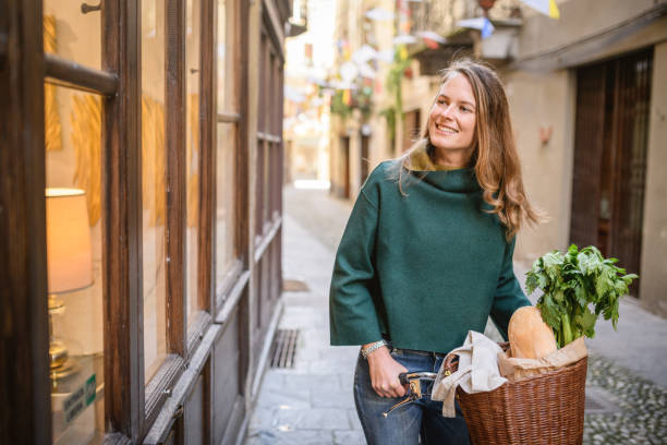 tourist in italienischer stadt, varallo, piemont - food bread groceries basket stock-fotos und bilder