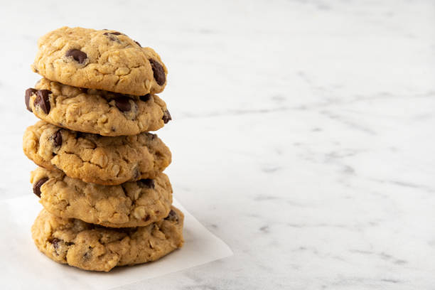 pila de galletas con chispas de chocolate en el mostrador de la cocina con espacio de copia - chocolate chip fotos fotografías e imágenes de stock