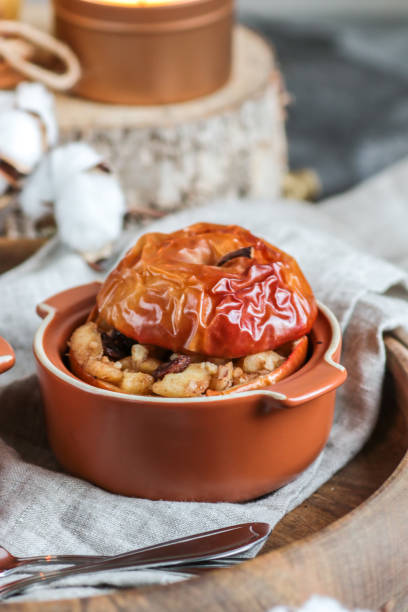 pieczony deser jabłkowy z cynamonem, rodzynkami i orzechami - baked apple apple dessert stuffed zdjęcia i obrazy z banku zdjęć