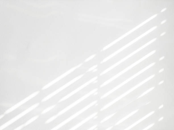 cienie na ścianie. abstrakcyjne światło, czarna nakładka cienia z okna na białej teksturze ściany. tło architektury światła słonecznego. do prezentacji produktu, tła i makiety, letniej koncepcji sezonowej. - blender white empty sparse zdjęcia i obrazy z banku zdjęć
