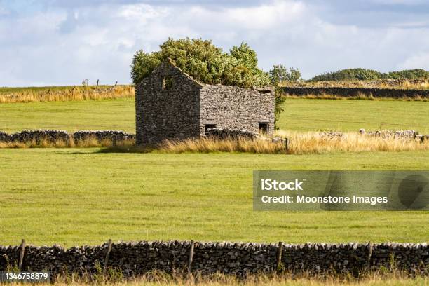 Abandoned Building In Peak District National Park England Stock Photo - Download Image Now