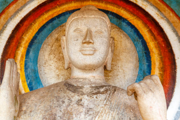 アヌラーダプラ、スリランカ、アジアのルワンウェリサヤ・ダゴバの頭の後ろにハローを持つ白い石の仏像 - north central sri lanka ストックフォトと画像