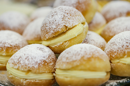 Known in Brazil as a dream, it is a kind of sweet bread filled with cream and covered with sugar.
