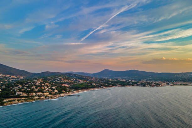 sonnenaufgang über der strandpromenade von sainte-maxime an der côte d'azur (südfrankreich) - cannes french riviera france beach stock-fotos und bilder