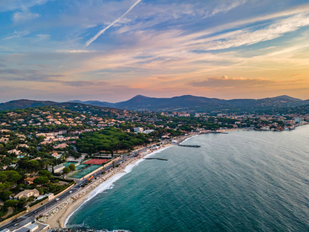 nascer do sol sobre sainte-maxime à beira-mar na riviera francesa (sul da frança) - cannes french riviera france beach - fotografias e filmes do acervo