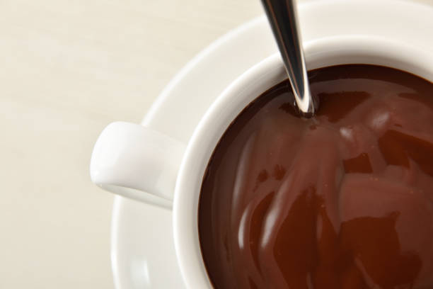 hintergrund heiße schokolade detail in weißer keramiktasse draufansicht - hot chocolate hot drink high section color image stock-fotos und bilder