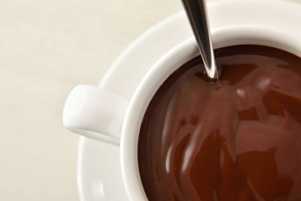 ホワイトセラミックカップトップビューで背景ホットチョコレートの詳細 - hot chocolate hot drink high section color image ストックフォトと画像