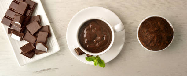 heißes schokoladenpulver und stücke auf holztischhintergrund - hot chocolate hot drink high section color image stock-fotos und bilder