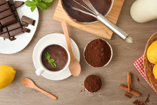 カップ自家製ホットチョコレートソースパントップから新鮮な添え - hot chocolate hot drink high section color image ストックフォトと画像