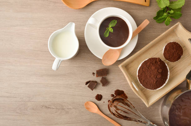 zubereitung von heißer schokolade rezept mit lingredientes auf küchentischplatte - hot chocolate hot drink high section color image stock-fotos und bilder