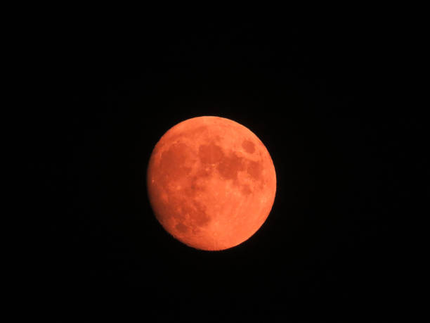 vollroter mond in der nähe von plan - full moon moon lunar eclipse red stock-fotos und bilder