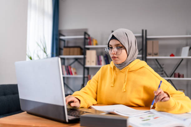 ビデオ通話に出席する中東の女の子 - working at home headset telecommuting computer ストックフォトと画像