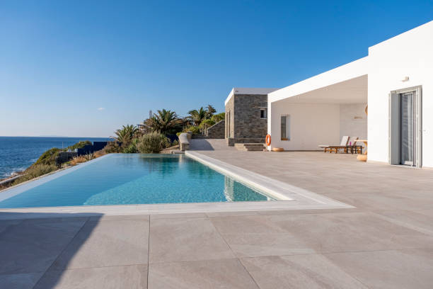 casa minimalista luxuosa com piscina e bela vista para o mar. - stone contemporary house luxury - fotografias e filmes do acervo