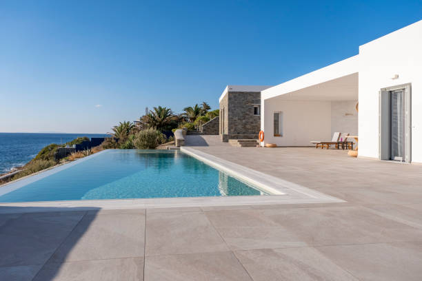 luxury minimalist house with swimming pool and beautiful sea view. - tatil villası stok fotoğraflar ve resimler