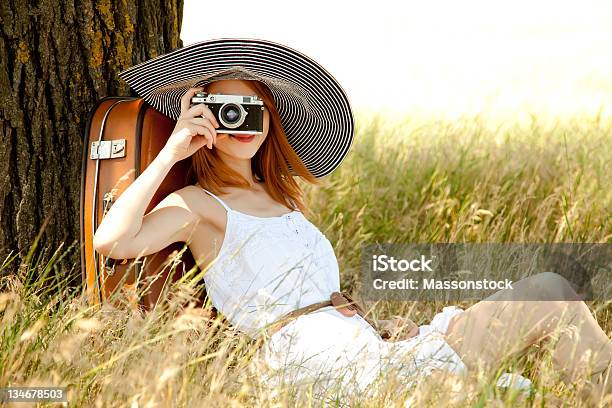 Mujer Con Cámara Vintage De Estar Al Aire Libre Foto de stock y más banco de imágenes de Anticuado - Anticuado, Mujeres, Retro